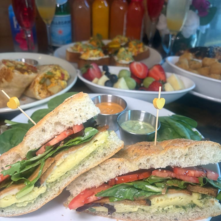 Serving Breakfast & Brunch 7 Days a Week